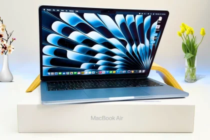 Apple MacBook Air 15 M3 review showing the new thin design and upgraded 1080p webcam in the notch.