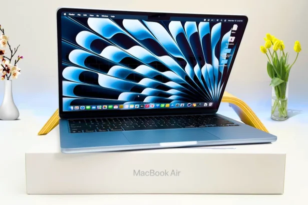 Apple MacBook Air 15 M3 review showing the new thin design and upgraded 1080p webcam in the notch.