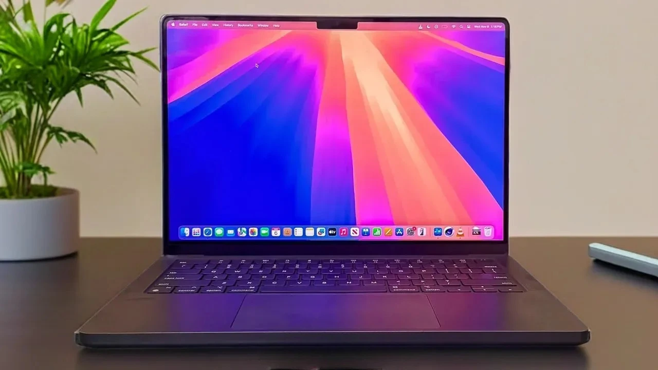 MacBook Pro 14-inch (2024) with M4 chip, displaying full specifications and benchmark results.