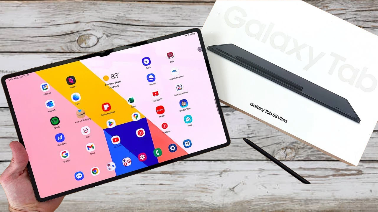 Samsung Galaxy Tab S8 Ultra notebook PC review showing the 14.6 inch Super AMOLED display and notch housing the dual cameras.